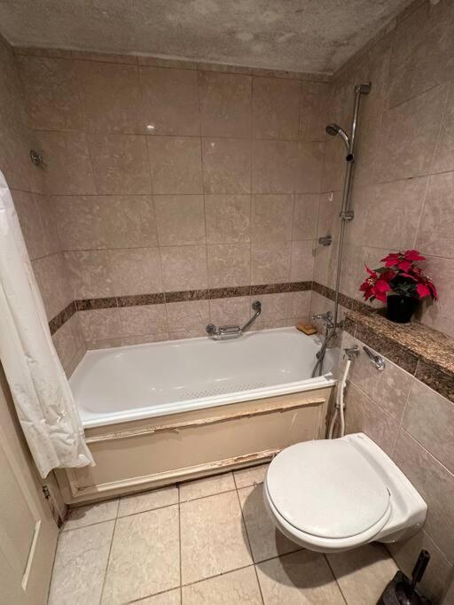 A 2 Standard Bedrooms Flat London Exterior foto