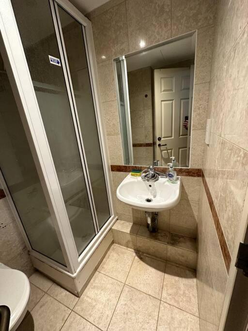 A 2 Standard Bedrooms Flat London Exterior foto